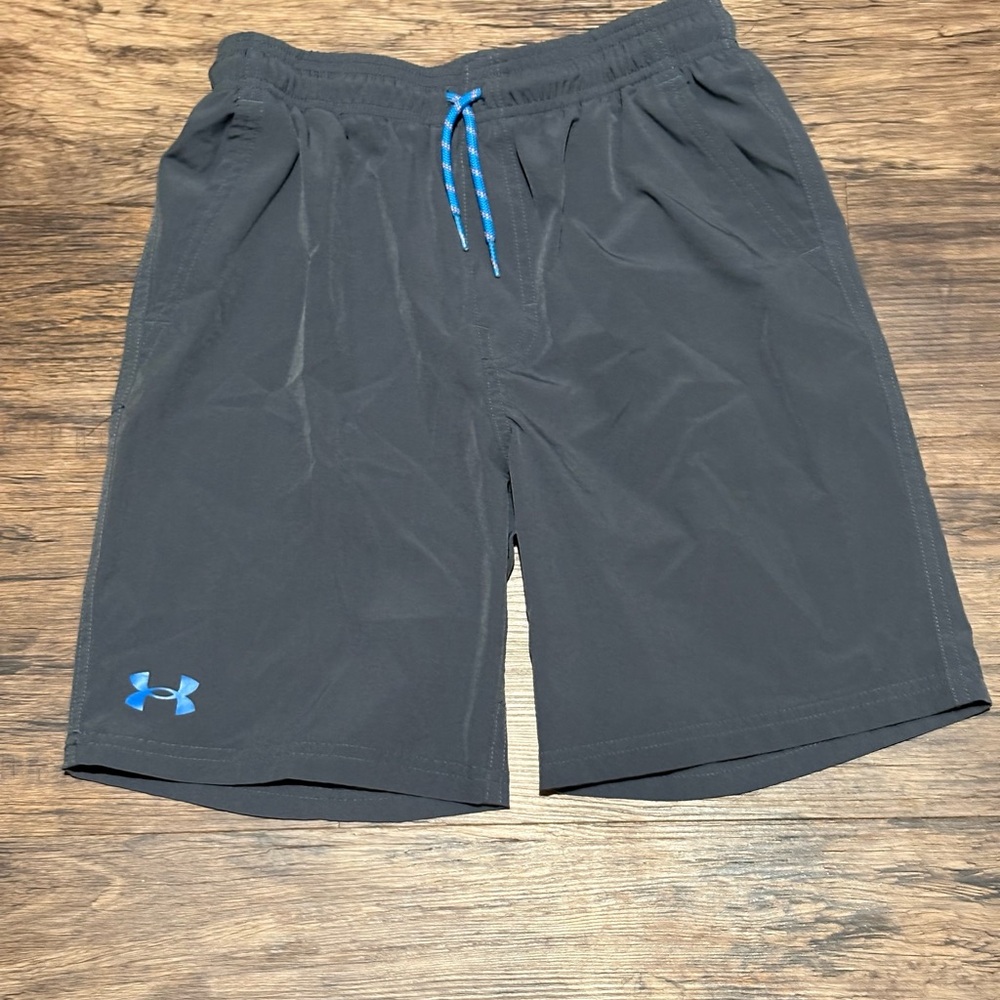 Boys Size Large Under Armour Gray Shorts